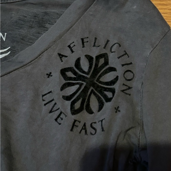 Affliction top - long sleeve - ripped sleeve design - Picture 3 of 6